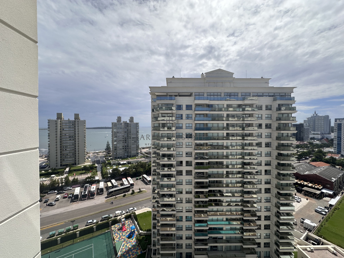Apartamento ID.3540 - Vende apartamento esquinero de 3 dormitorios en Imperiale, Punta del Este
