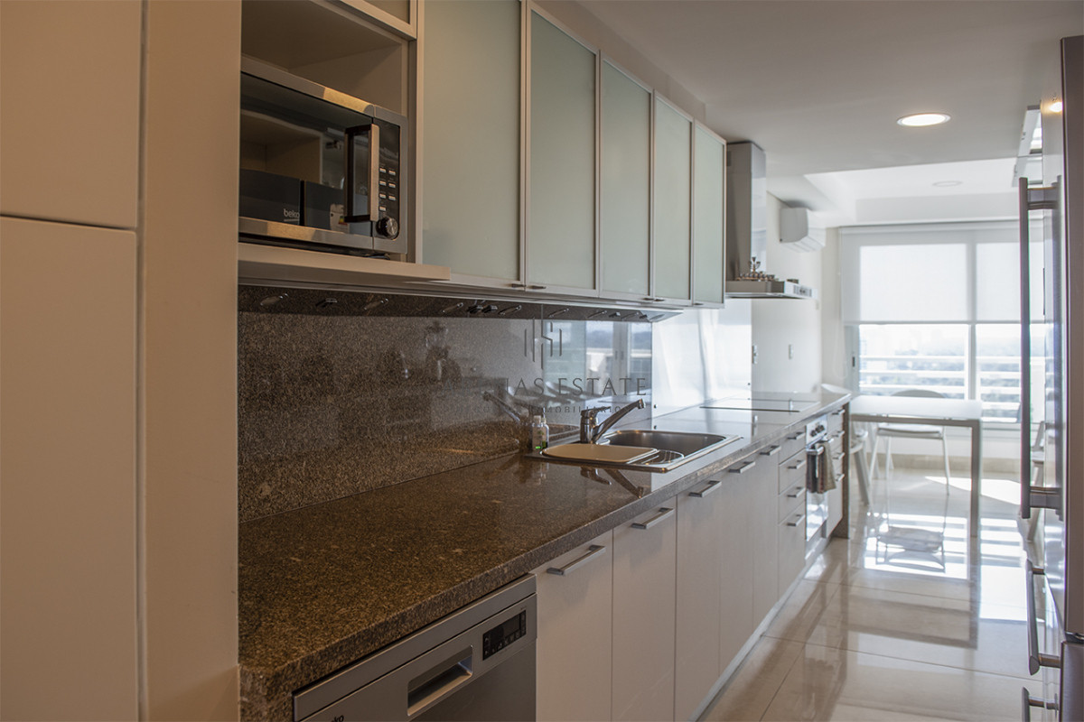 Apartamento ID.3470 - Departamento d 3 dormitoios + dependencia en venta en Playa Brava