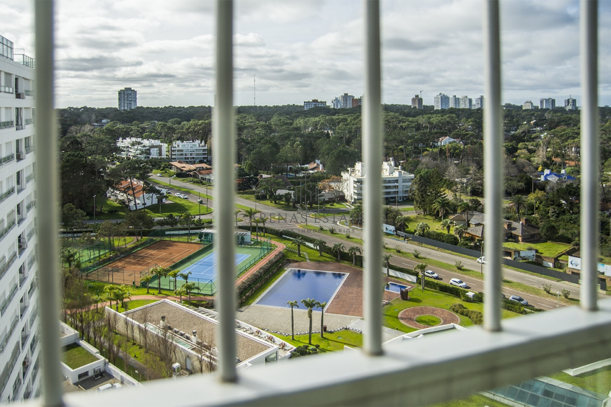 Apartamento ID.2056 - Se vende Hermoso Penthouse frente al mar de 3 dormitorios con barbacoa, Playa Mansa, Punta del Este