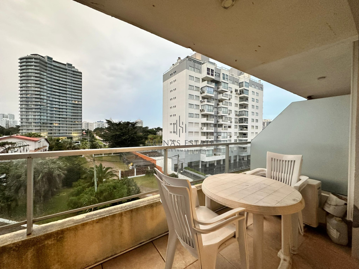 Apartamento ID.2603 - Oportunidad. Vende apartamento de 2 dormitorios con azotea y parrillero, Punta del Este 