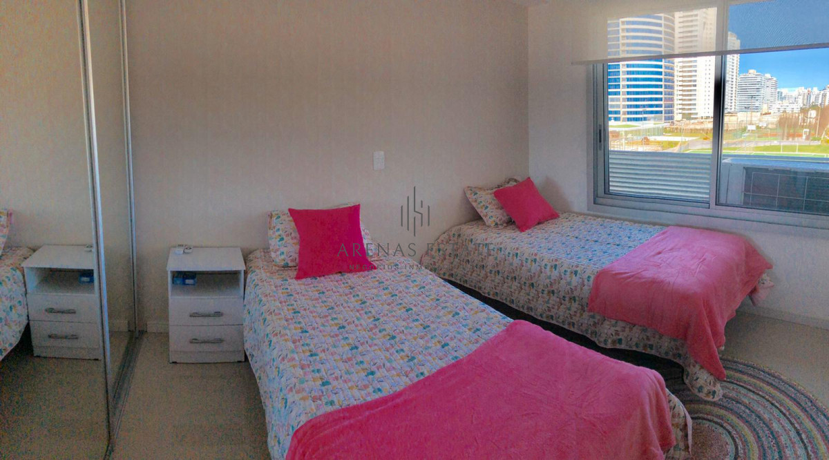 Apartamento ID.2060 - Apartamento de 3 dormitorios con parrillero en venta a pasos del mar. 