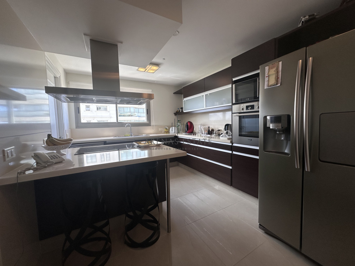 Apartamento ID.3540 - Vende apartamento esquinero de 3 dormitorios en Imperiale, Punta del Este