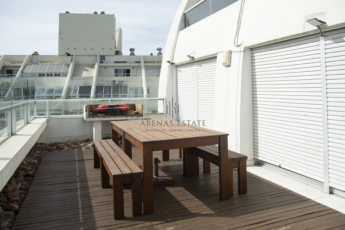 Apartamento ID.3885 - Espectacular Penthouse en venta a pasos del mar. 3 dormitorios + dependencia. Playa Brava.