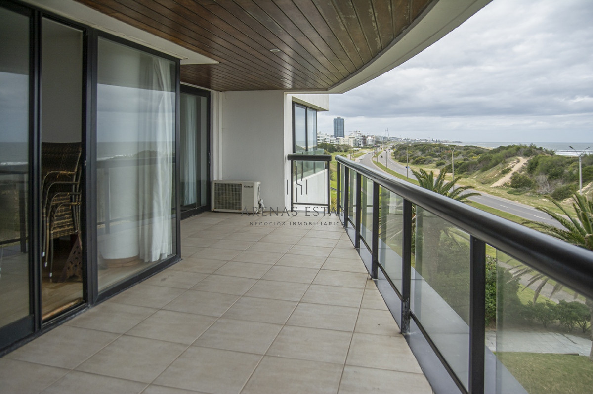 Apartamento ID.2050 - Penthouse en venta muy cómodo e iluminado. 4 dormitorios + dep. 