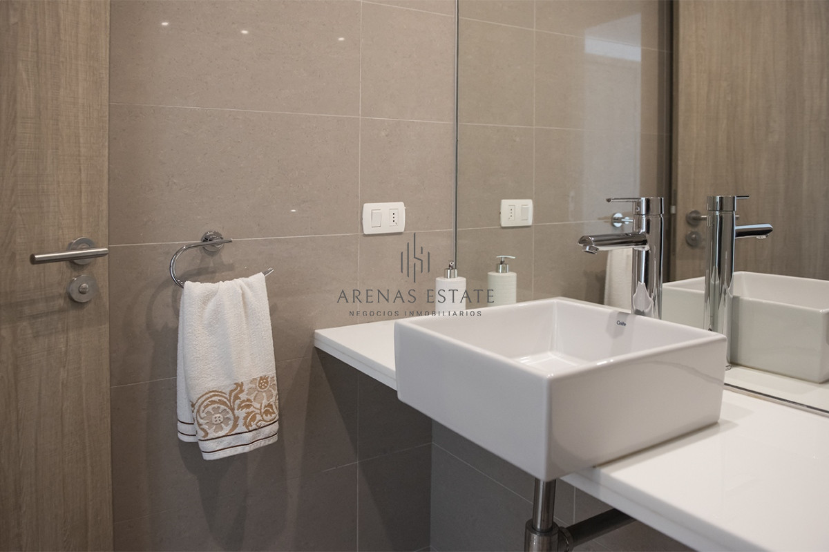 Apartamento ID.3098 - Piso alto con vista panoramica, 1 dormitorio y medio en venta. Punta del Este