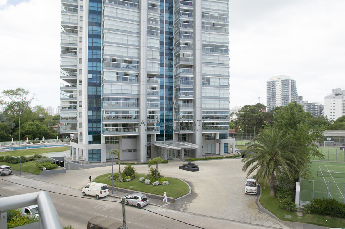 Apartamento ID.4370 - Apartamento de 3 Dormitorios en Playa Mansa en venta  - A Pasos del Mar