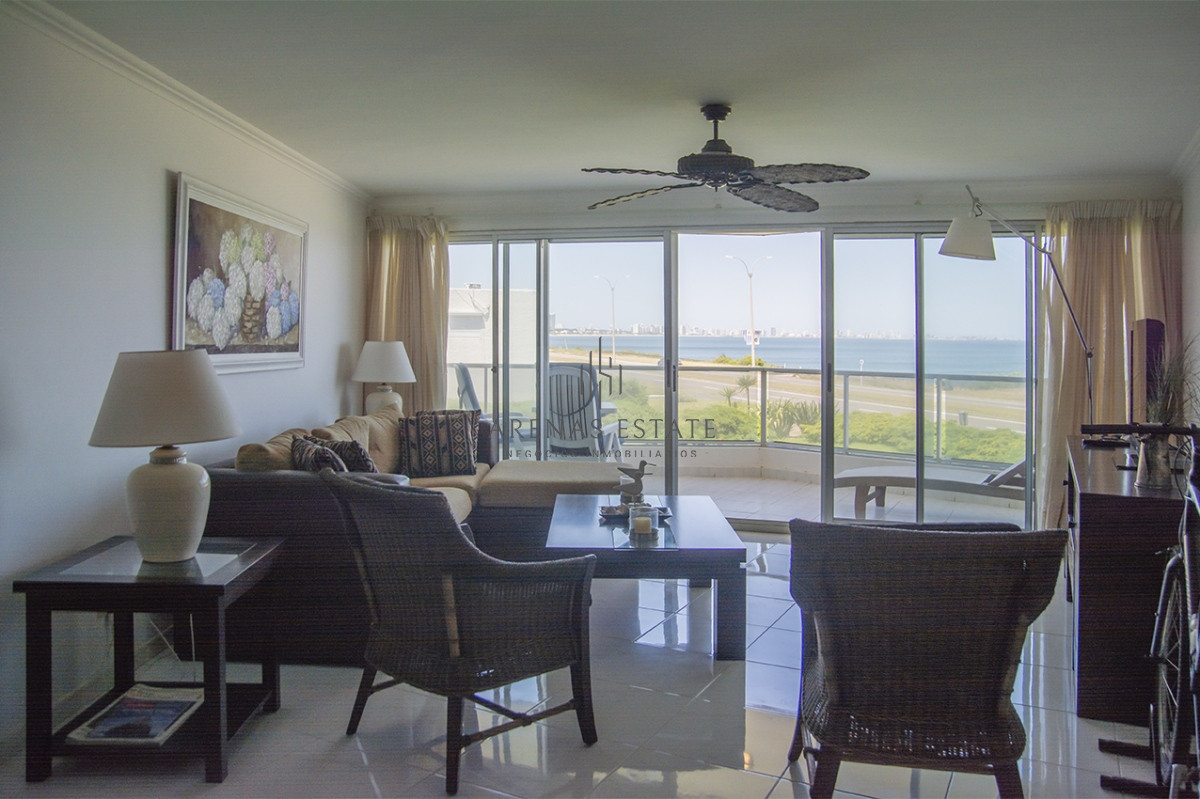 Apartamento ID.2044 - Apartamento en venta frente al mar, de 3 dormitorios en Punta del Este 