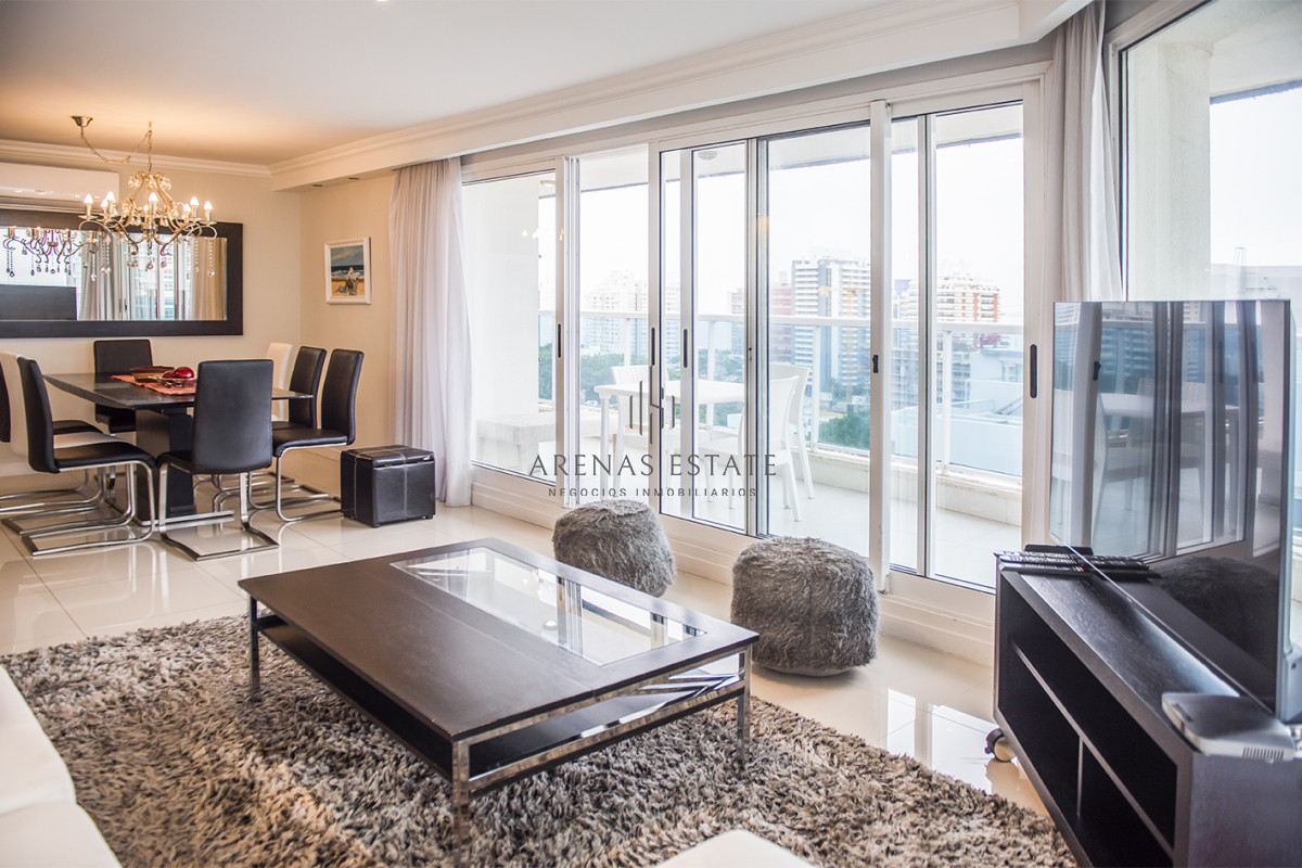 Apartamento ID.3530 - Apartamento en venta  3 dormitorios en Playa Mansa, Punta del Este.