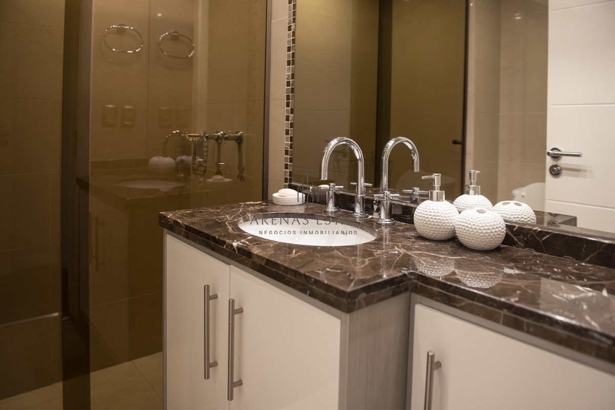 Apartamento ID.3530 - Apartamento en venta  3 dormitorios en Playa Mansa, Punta del Este.