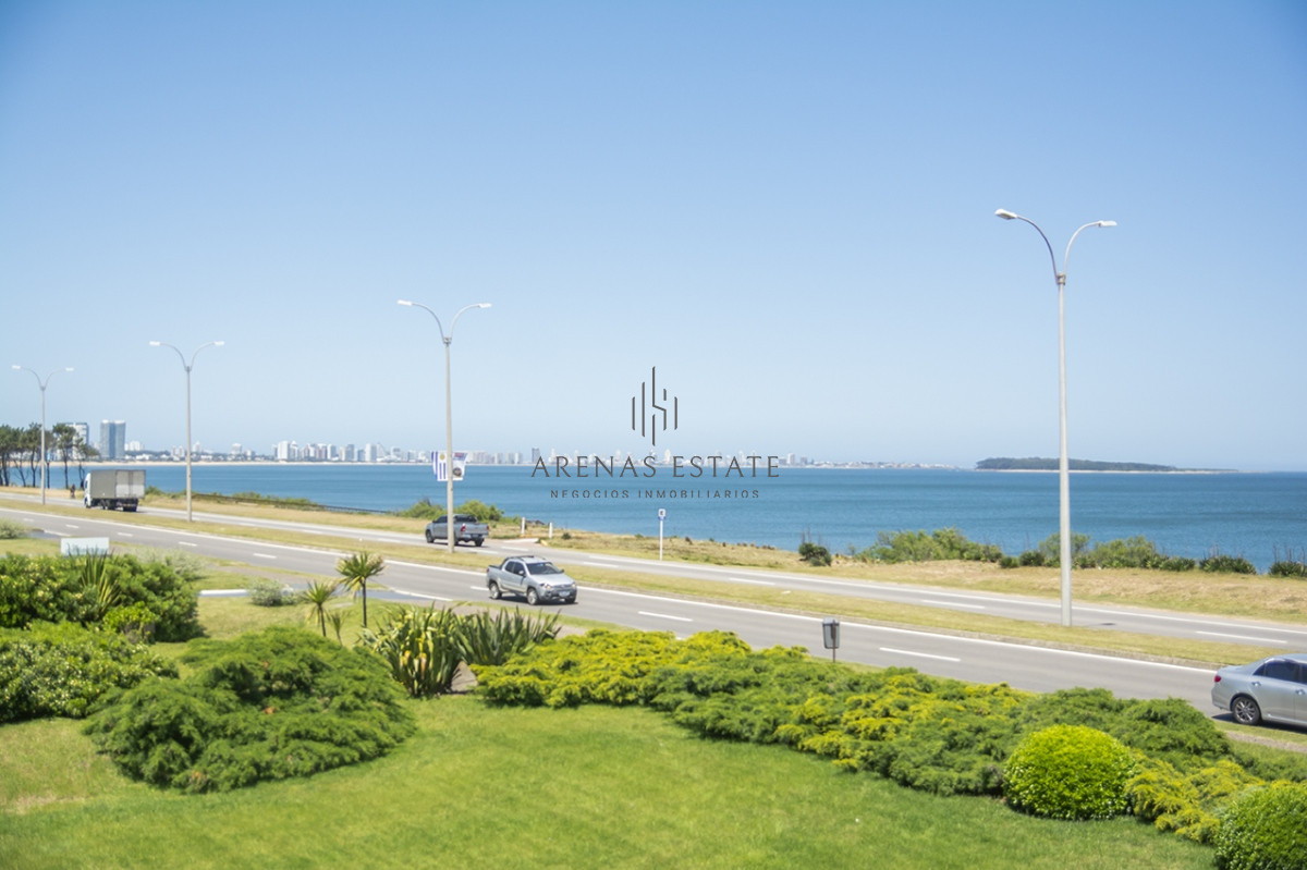 Apartamento ID.2044 - Apartamento en venta frente al mar, de 3 dormitorios en Punta del Este 