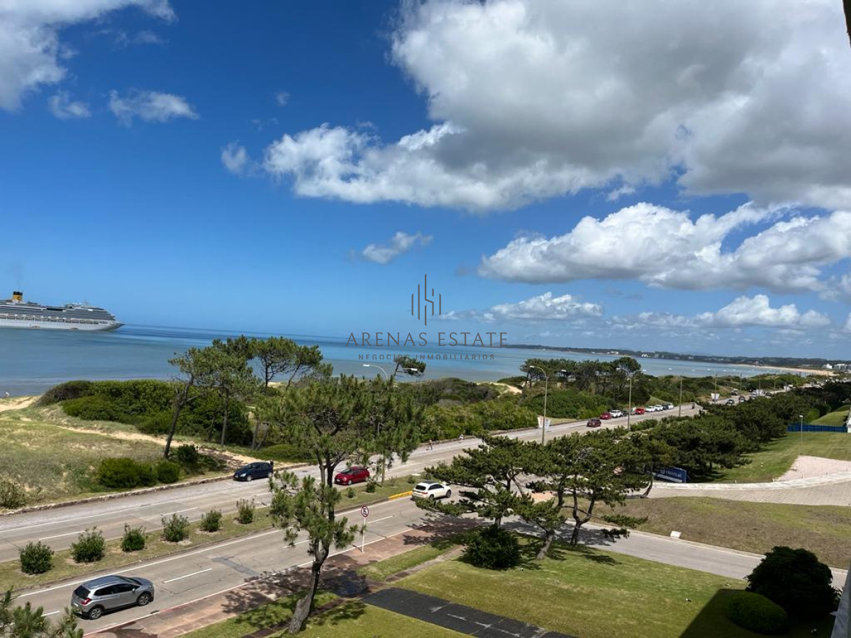 Apartamento ID.3053 - Apartamento de 2 dormitorios con vista frente al mar en edificio Samambai, Playa Mansa , Punta del ese 