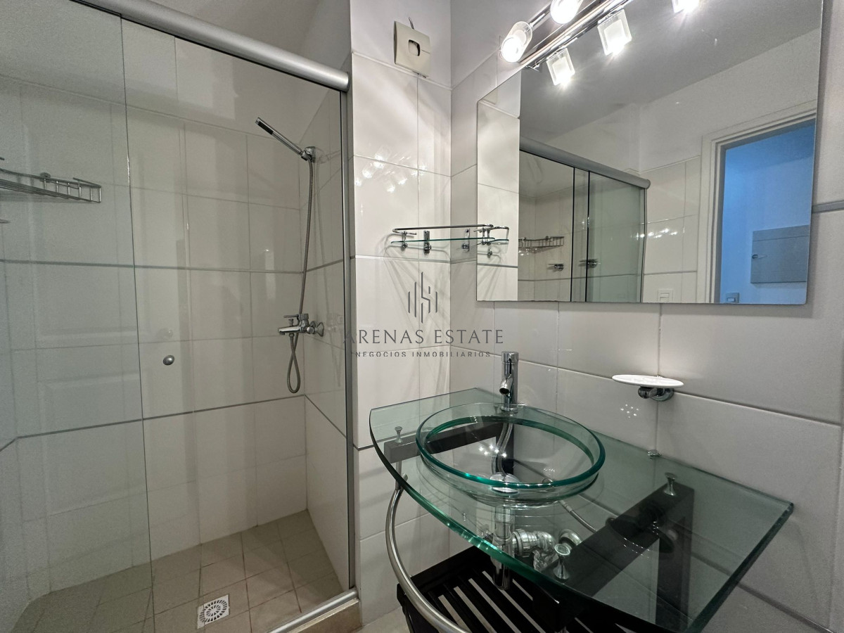 Apartamento ID.2603 - Oportunidad. Vende apartamento de 2 dormitorios con azotea y parrillero, Punta del Este 