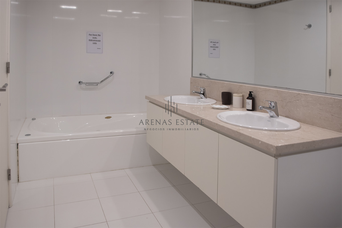Apartamento ID.3467 - Espectacular departamento frente al mar en venta, 2 dorm + dep en venta