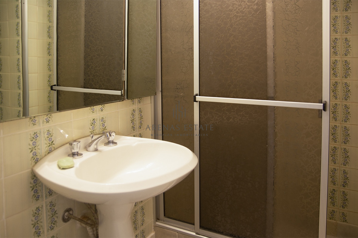 Apartamento ID.2056 - Se vende Hermoso Penthouse frente al mar de 3 dormitorios con barbacoa, Playa Mansa, Punta del Este