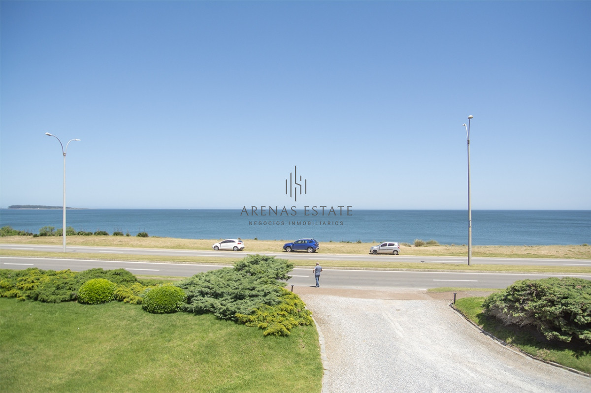 Apartamento ID.2044 - Apartamento en venta frente al mar, de 3 dormitorios en Punta del Este 