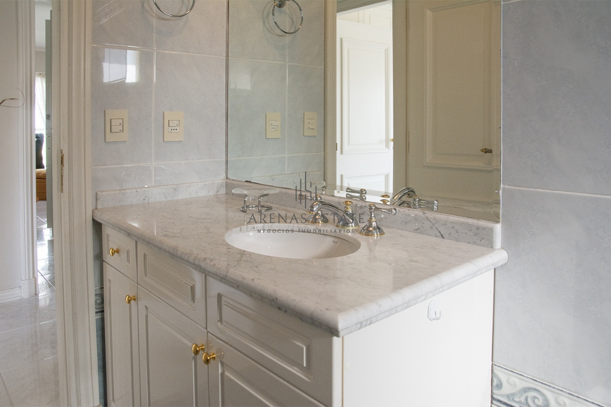 Apartamento ID.2051 - Departamento de 3 dormitorios en venta frente a Playa Mansa, Coral Tower
