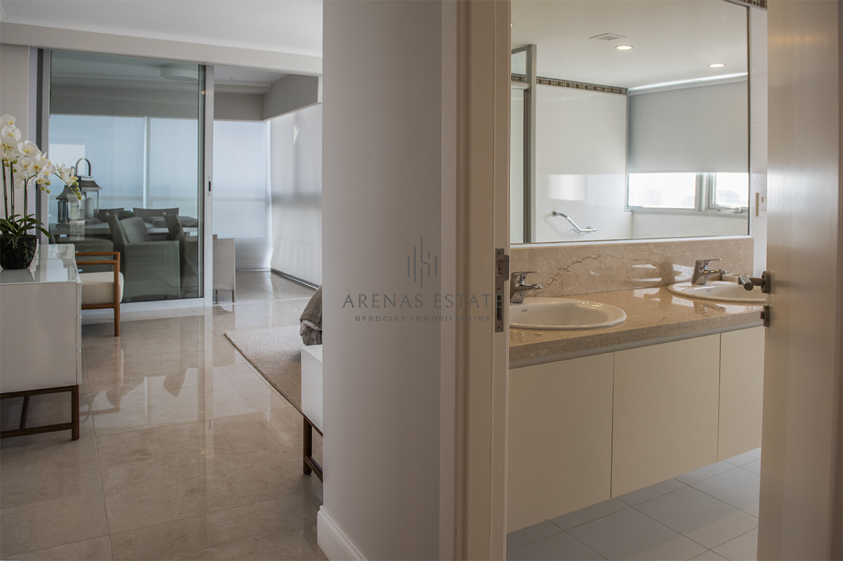 Apartamento ID.3470 - Departamento d 3 dormitoios + dependencia en venta en Playa Brava