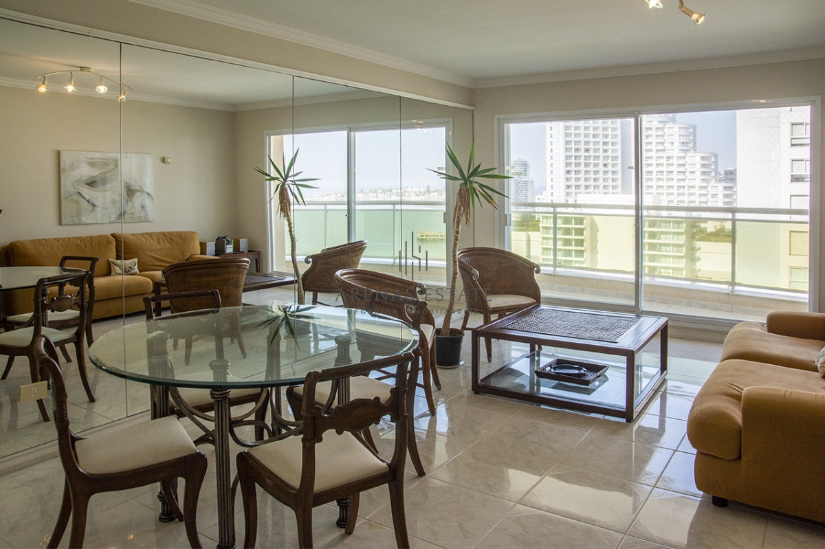 Apartamento ID.2051 - Departamento de 3 dormitorios en venta frente a Playa Mansa, Coral Tower