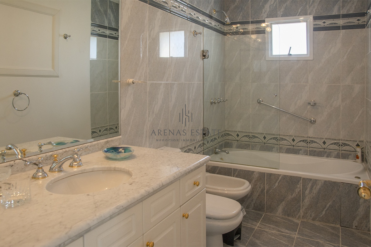 Apartamento ID.2051 - Departamento de 3 dormitorios en venta frente a Playa Mansa, Coral Tower