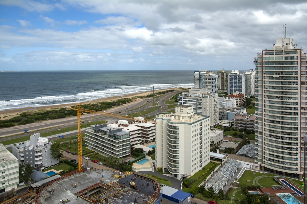 Apartamento ID.2612 - Vende apartamento de 3 dormitorios en Wind Tower, piso alto con vista al mar , Punta del Este 