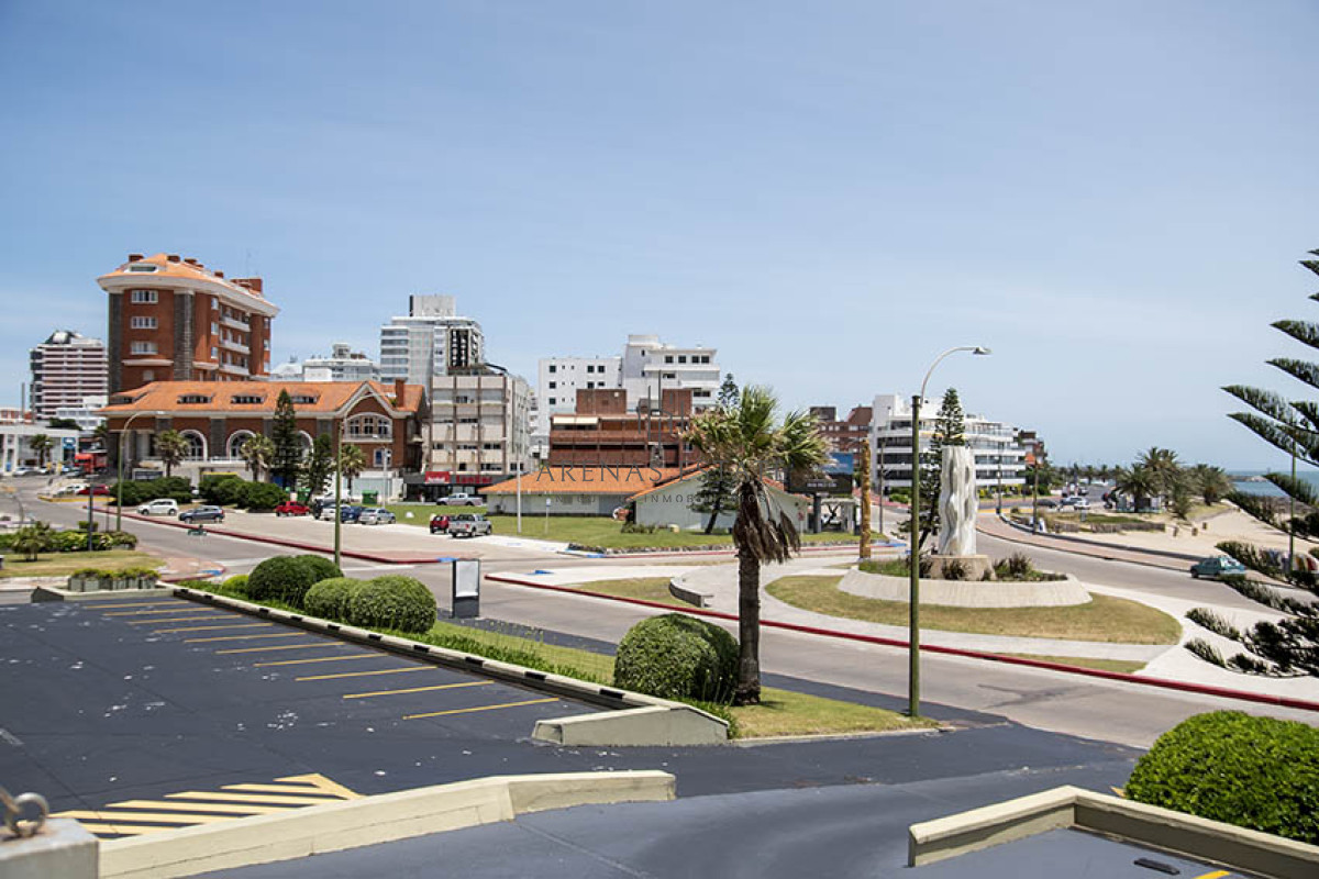 Apartamento ID.2066 - Departamento en primera línea de playa Mansa, con hermosa vista.