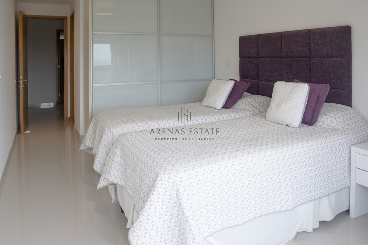 Apartamento ID.4370 - Apartamento de 3 Dormitorios en Playa Mansa en venta  - A Pasos del Mar