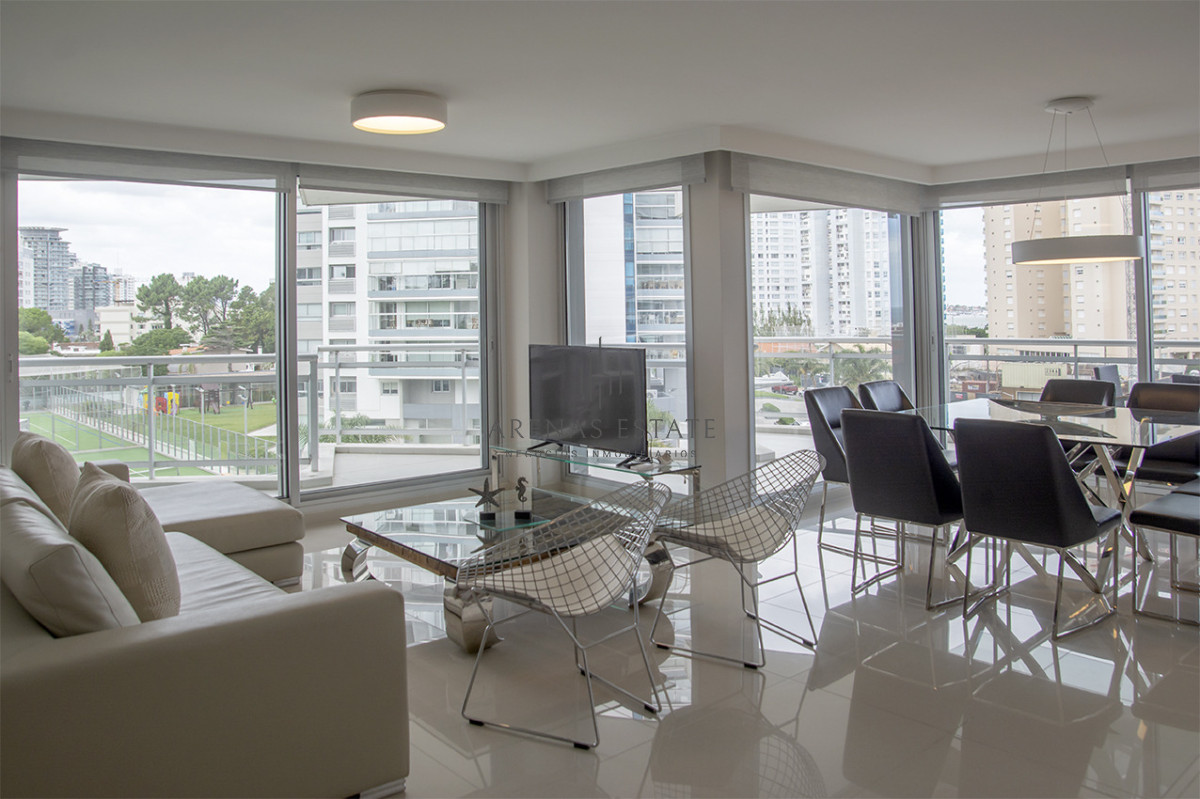 Apartamento ID.4370 - Apartamento de 3 Dormitorios en Playa Mansa en venta  - A Pasos del Mar