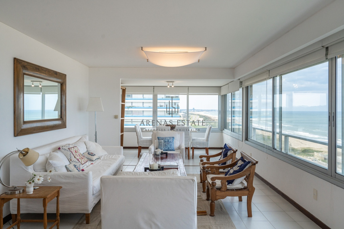 Apartamento ID.3798 - Apartamento en Venta de 3 dormitorios Frente al Mar en Playa Brava , Punta del este 
