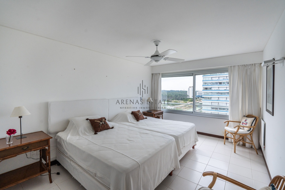 Apartamento ID.3798 - Apartamento en Venta de 3 dormitorios Frente al Mar en Playa Brava , Punta del este 