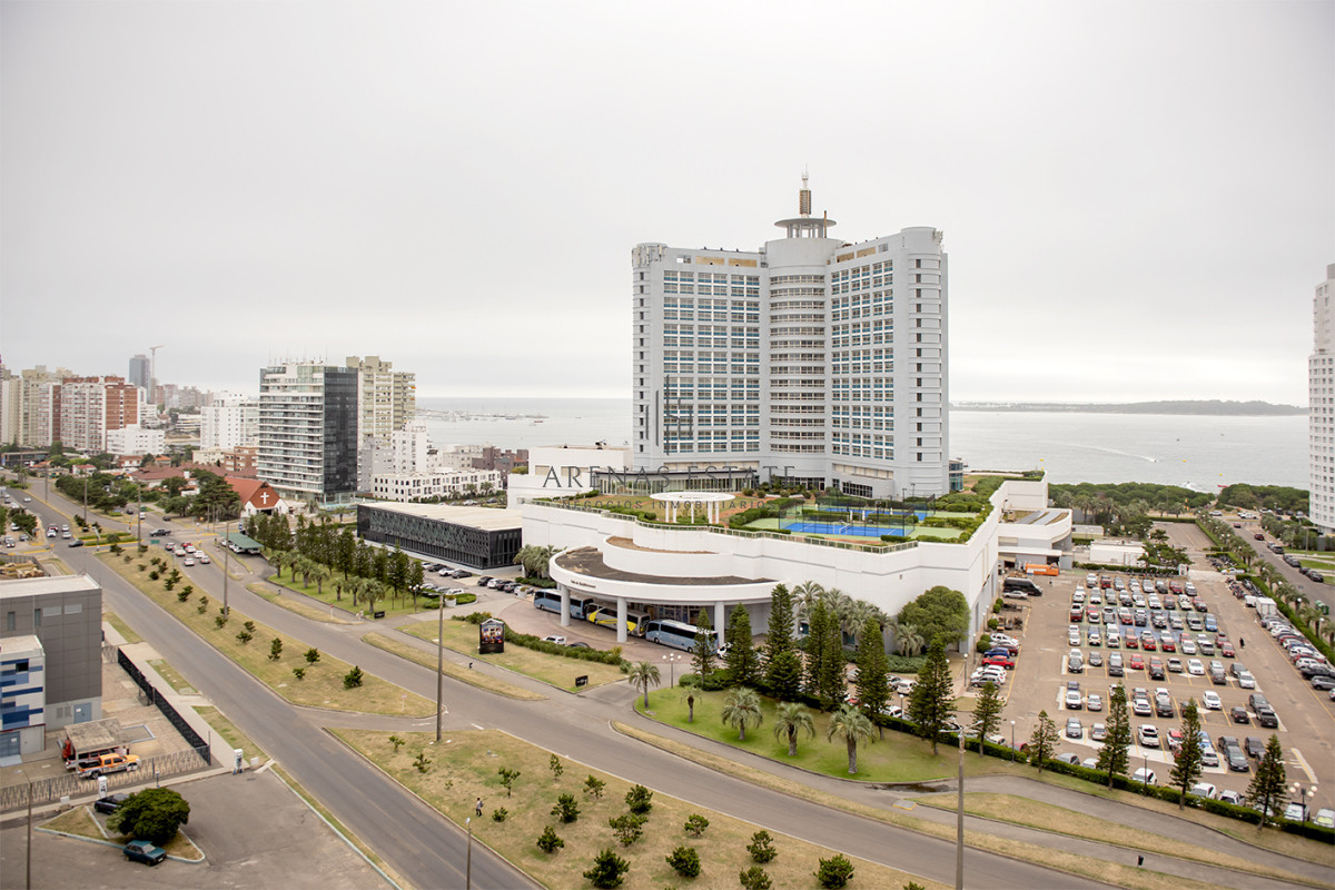 Apartamento ID.3530 - Apartamento en venta  3 dormitorios en Playa Mansa, Punta del Este.