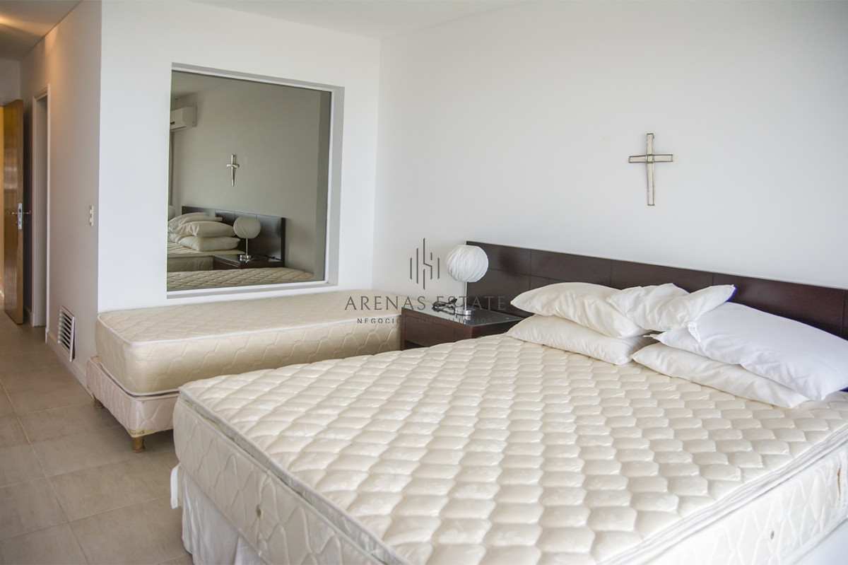Apartamento ID.2050 - Penthouse en venta muy cómodo e iluminado. 4 dormitorios + dep. 