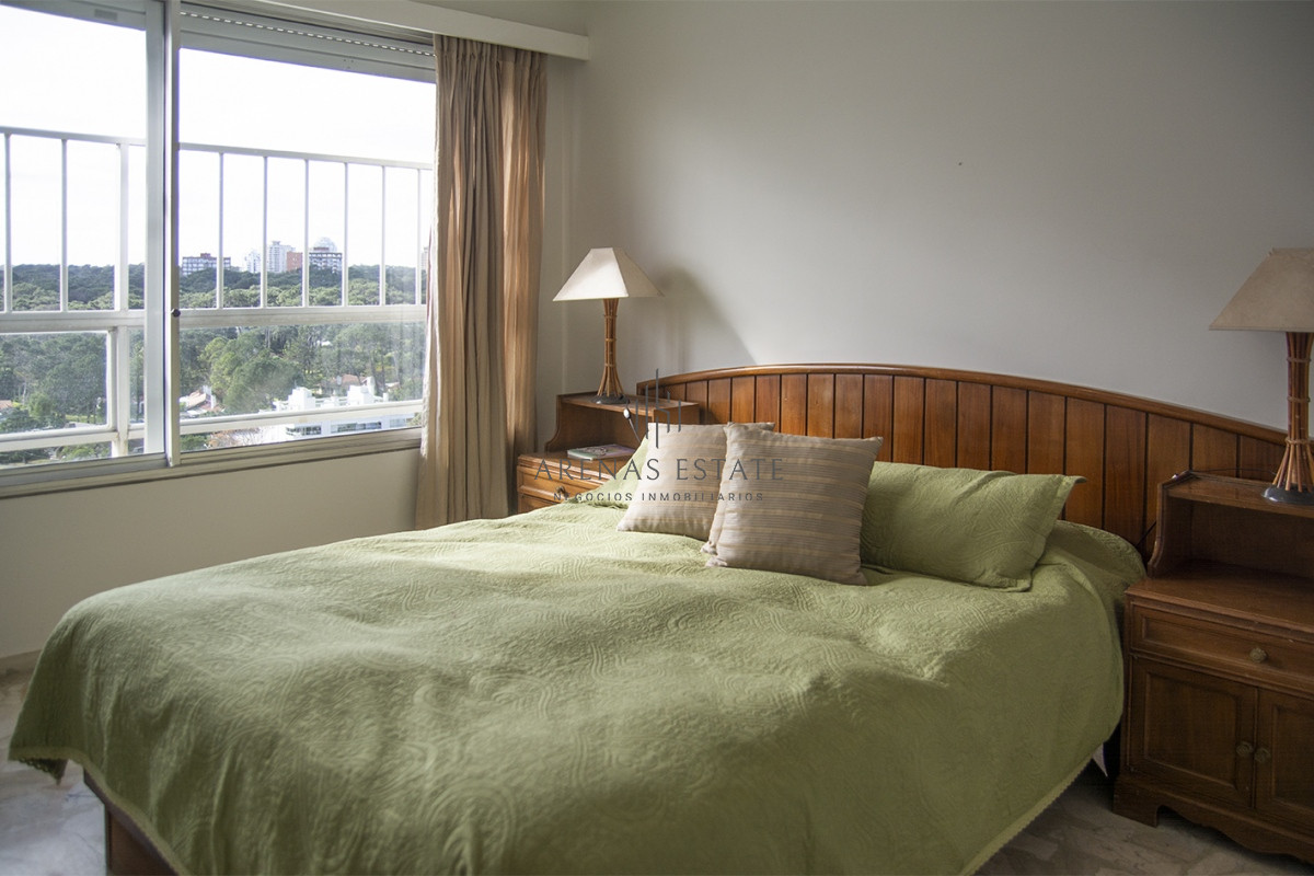 Apartamento ID.2056 - Se vende Hermoso Penthouse frente al mar de 3 dormitorios con barbacoa, Playa Mansa, Punta del Este