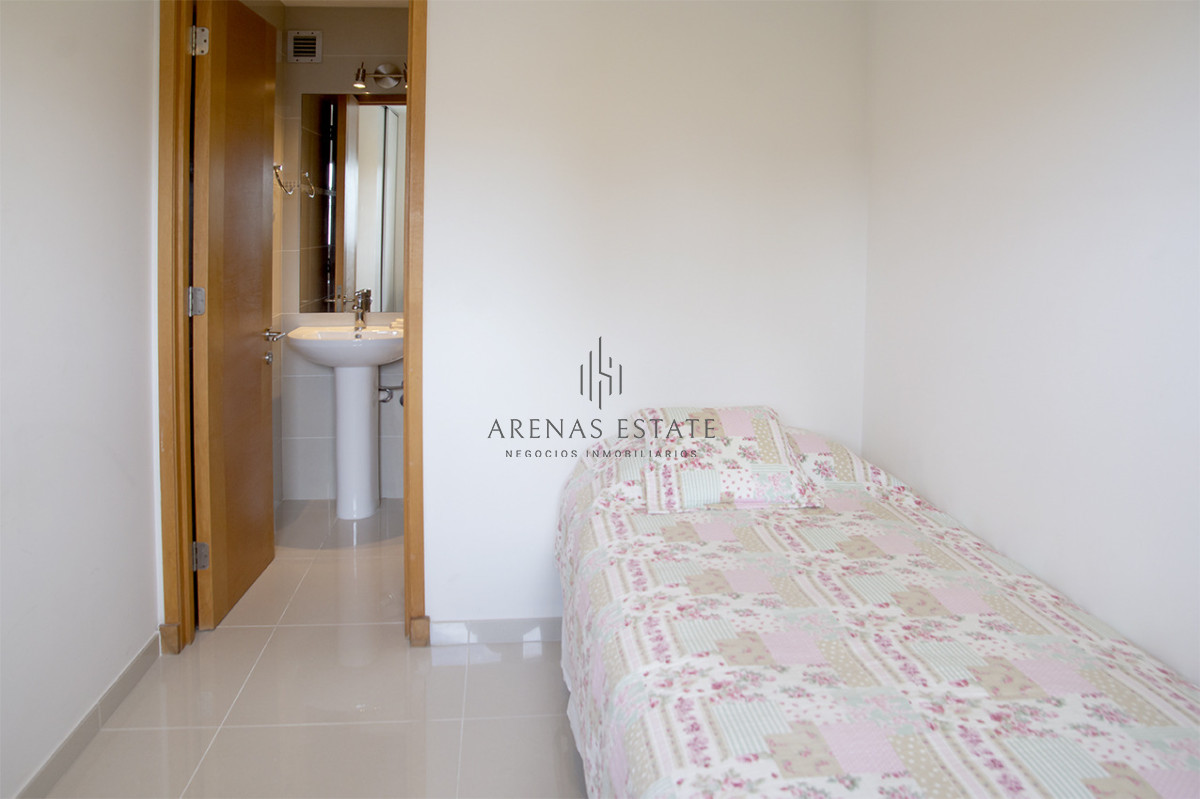 Apartamento ID.4370 - Apartamento de 3 Dormitorios en Playa Mansa en venta  - A Pasos del Mar