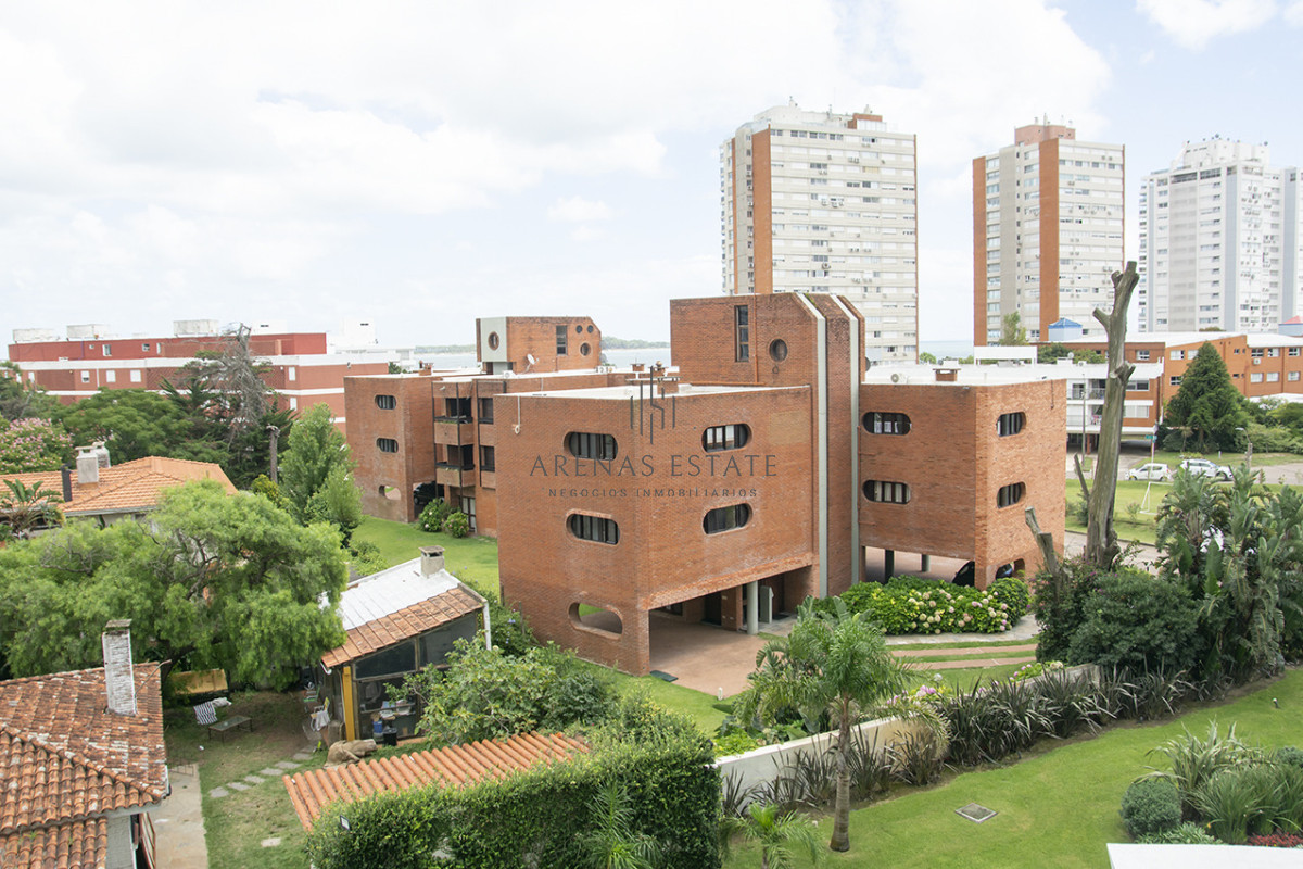 Apartamento ID.4370 - Apartamento de 3 Dormitorios en Playa Mansa en venta  - A Pasos del Mar