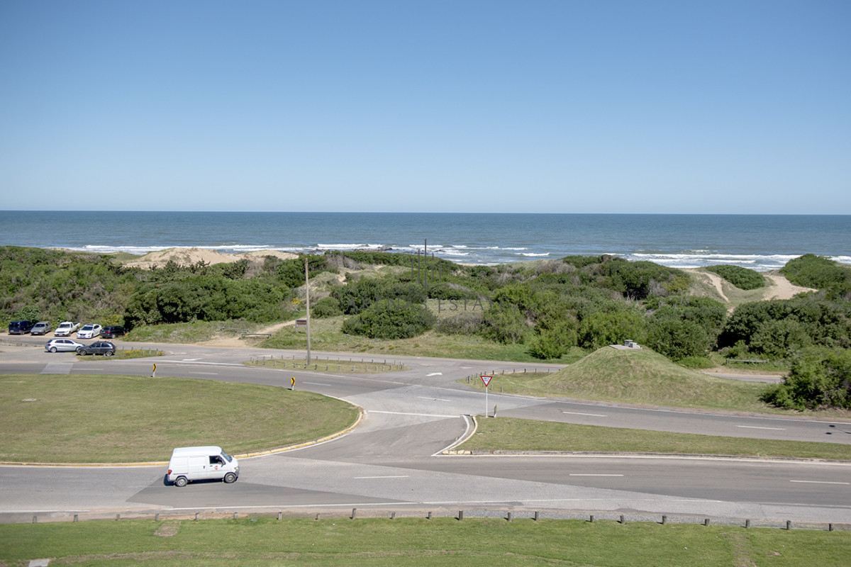 Apartamento ID.2052 - Penthouse frente al mar en venta en Blue Bird, 3 dormitorios en suite. Punta del este