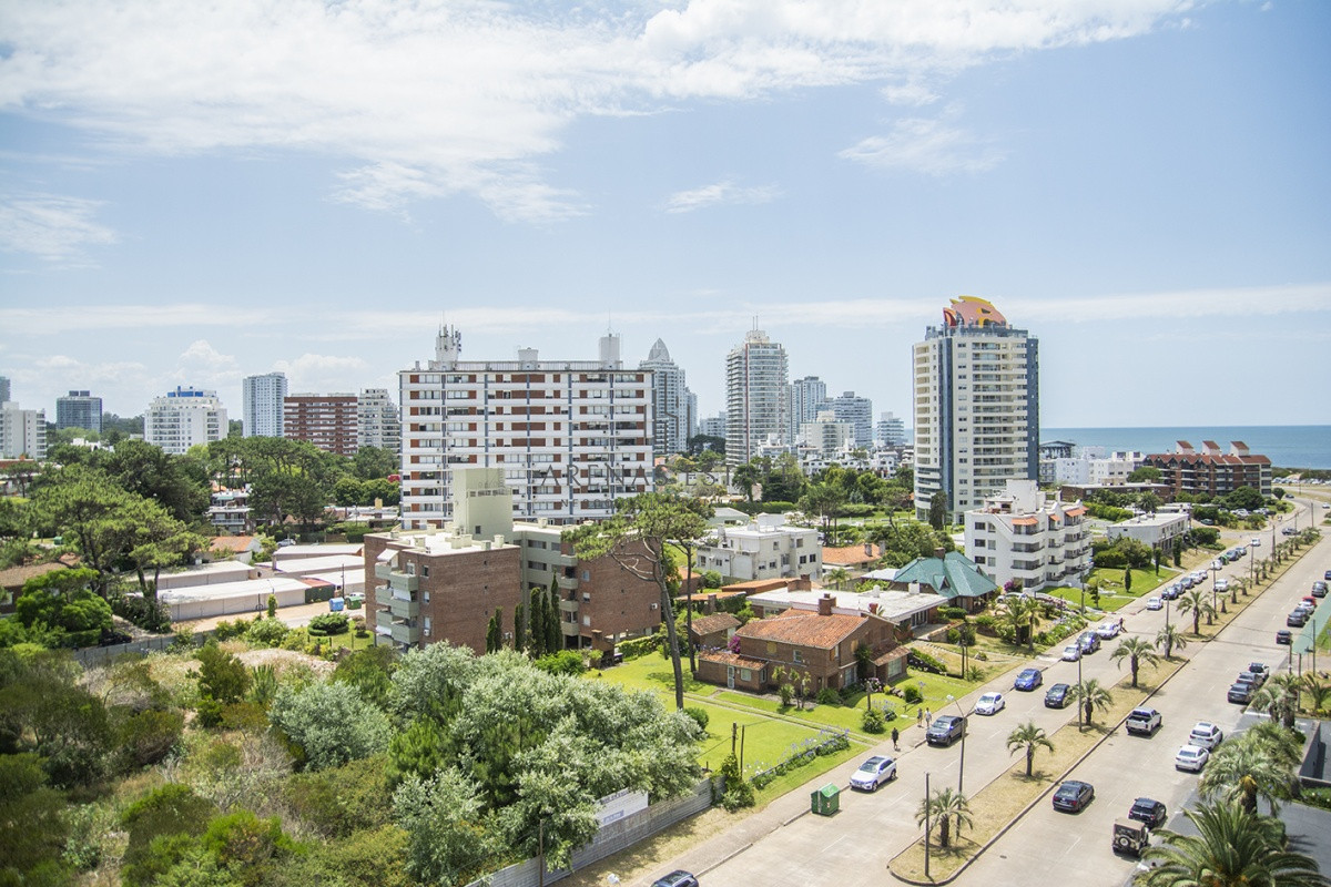 Apartamento ID.2210 - Vende apartamento de 2 dormitorios y medio en Chiverta, Reciclado completo. Punta del Este 