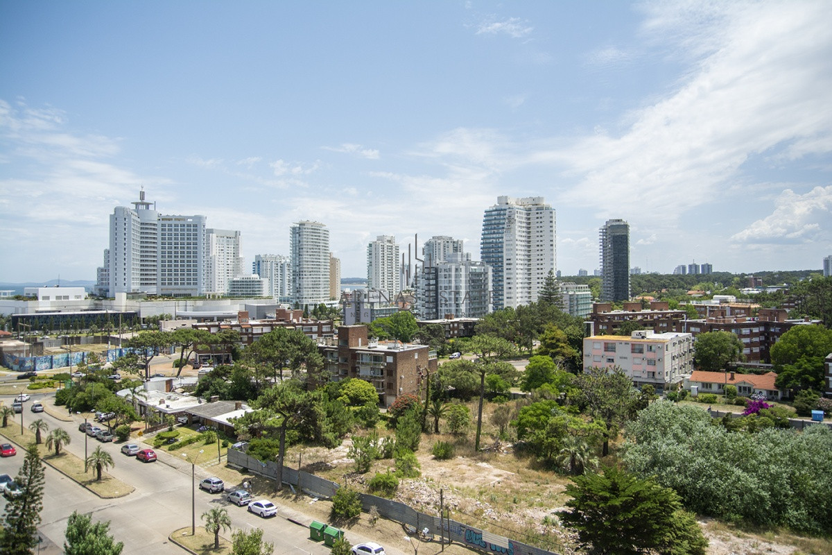 Apartamento ID.2210 - Vende apartamento de 2 dormitorios y medio en Chiverta, Reciclado completo. Punta del Este 