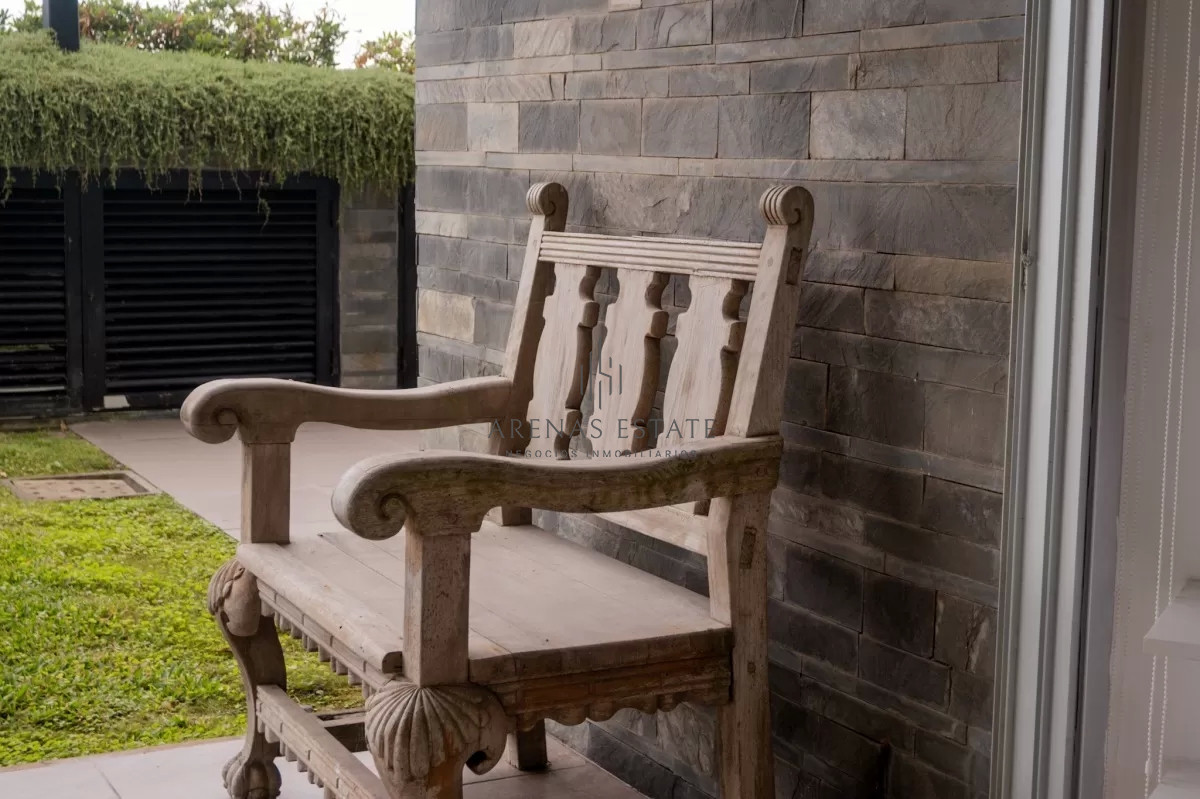 Apartamento ID.3806 - Vende impecable departamento, comodo e iluminado de 3 dormitorios en Peninsula..