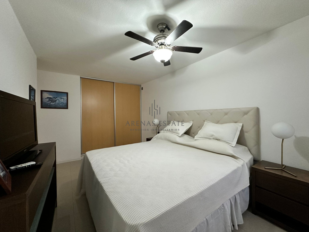 Apartamento ID.2603 - Oportunidad. Vende apartamento de 2 dormitorios con azotea y parrillero, Punta del Este 