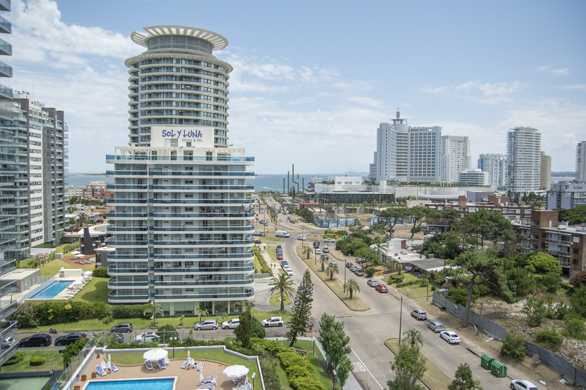 Apartamento ID.2210 - Vende apartamento de 2 dormitorios y medio en Chiverta, Reciclado completo. Punta del Este 
