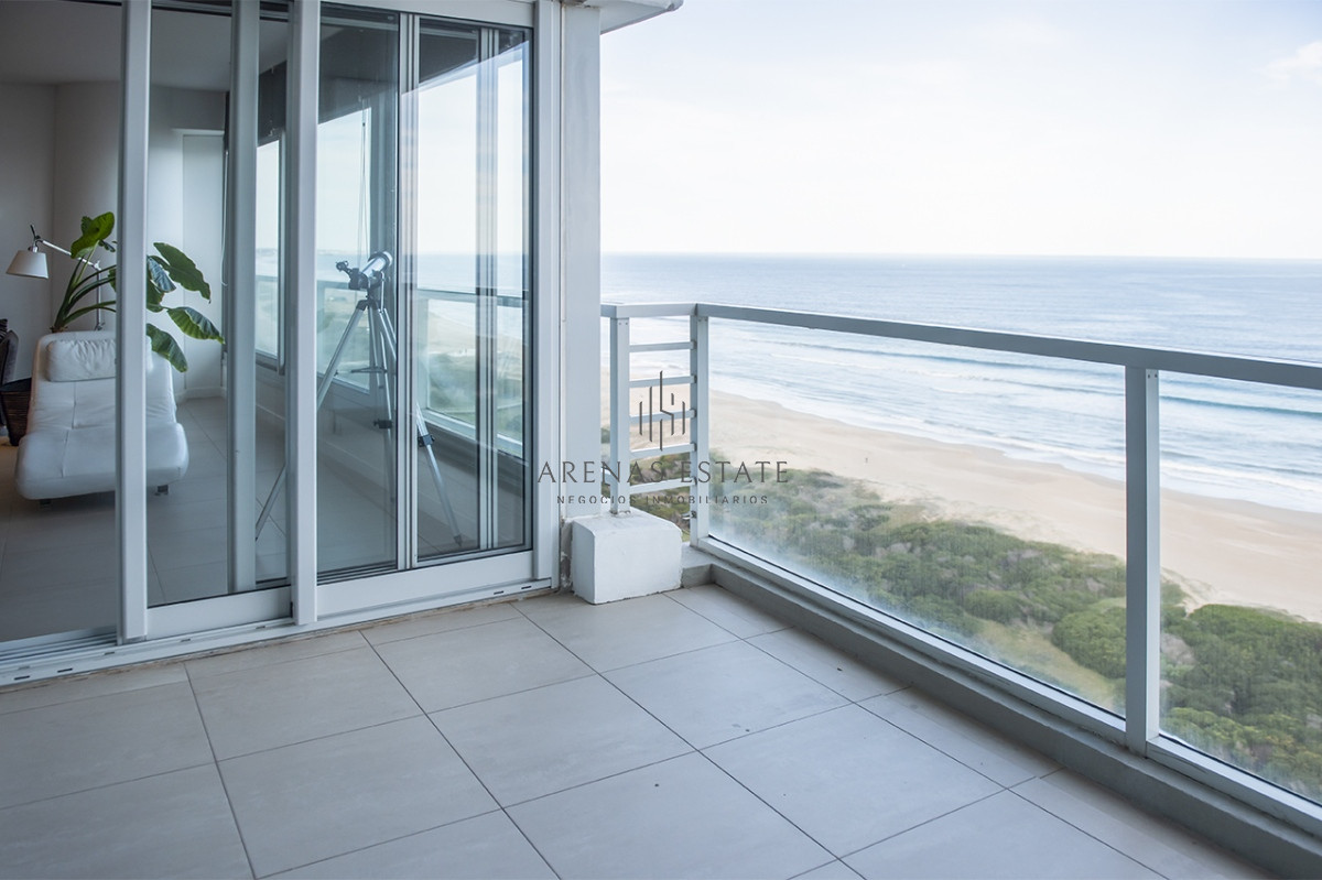 Apartamento ID.3467 - Espectacular departamento frente al mar en venta, 2 dorm + dep en venta