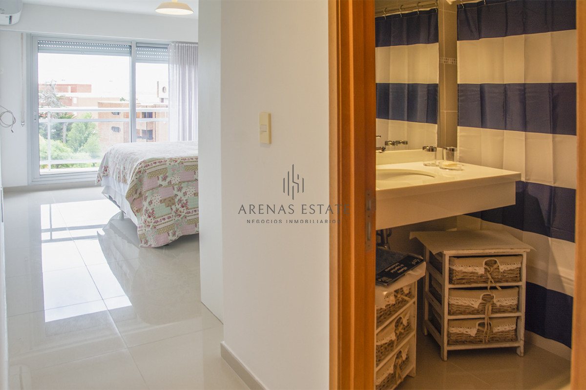 Apartamento ID.4370 - Apartamento de 3 Dormitorios en Playa Mansa en venta  - A Pasos del Mar
