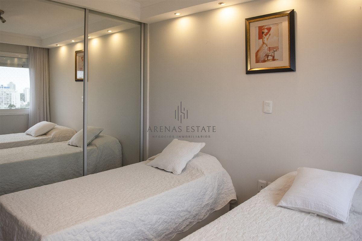 Apartamento ID.3530 - Apartamento en venta  3 dormitorios en Playa Mansa, Punta del Este.