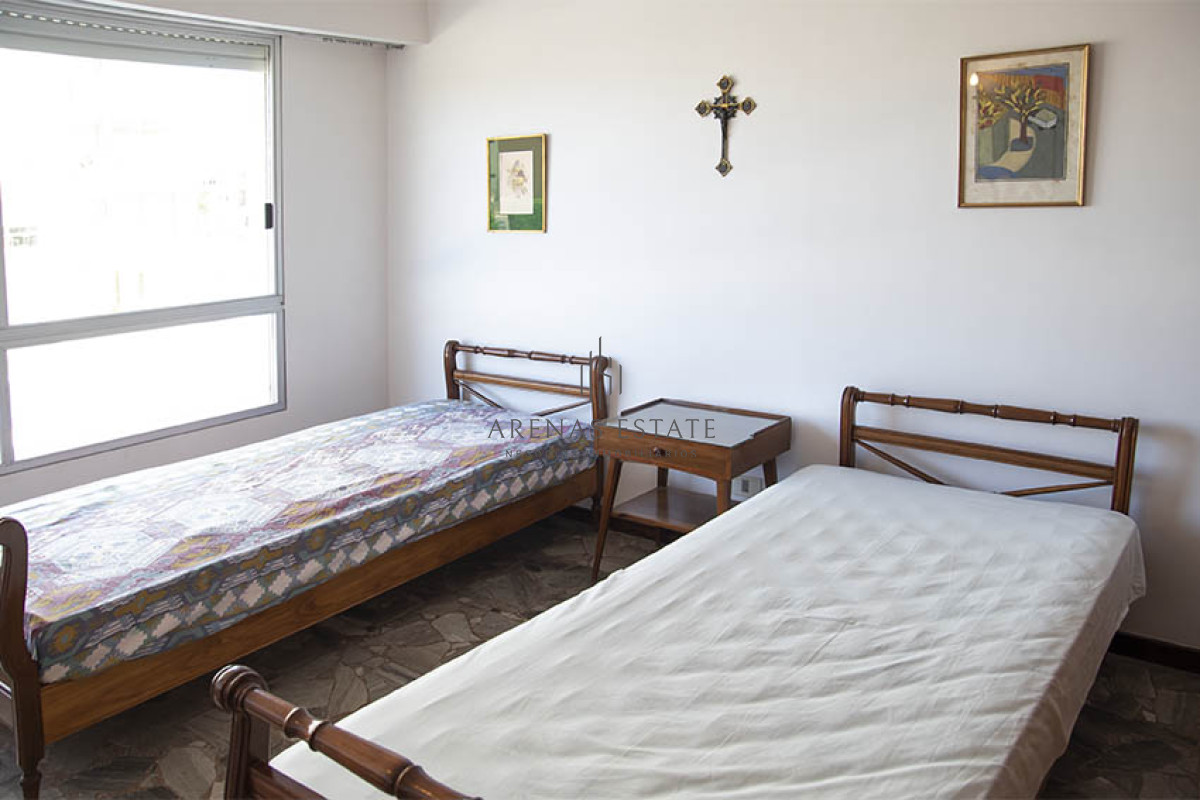 Apartamento ID.2066 - Departamento en primera línea de playa Mansa, con hermosa vista.