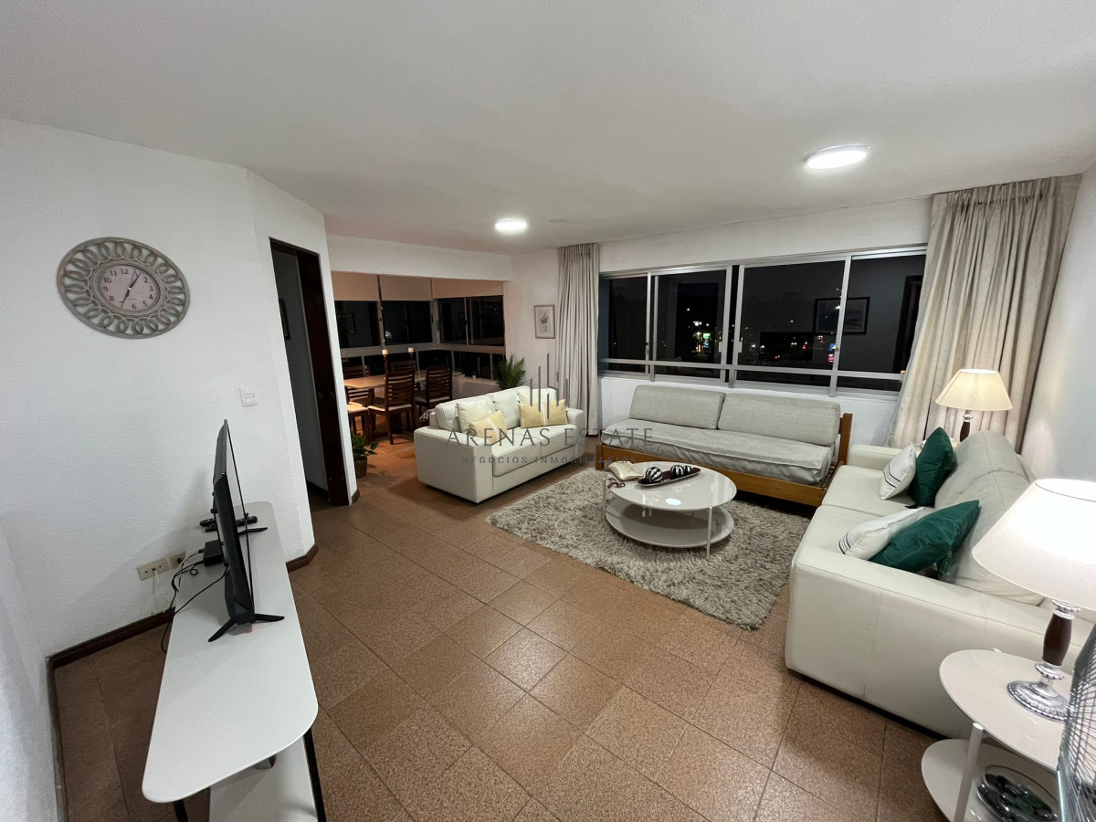 Apartamento ID.2494 - Vende apartamento de 2 dormitorios en Punta del Este 