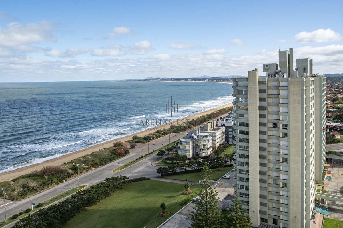Apartamento ID.2056 - Se vende Hermoso Penthouse frente al mar de 3 dormitorios con barbacoa, Playa Mansa, Punta del Este