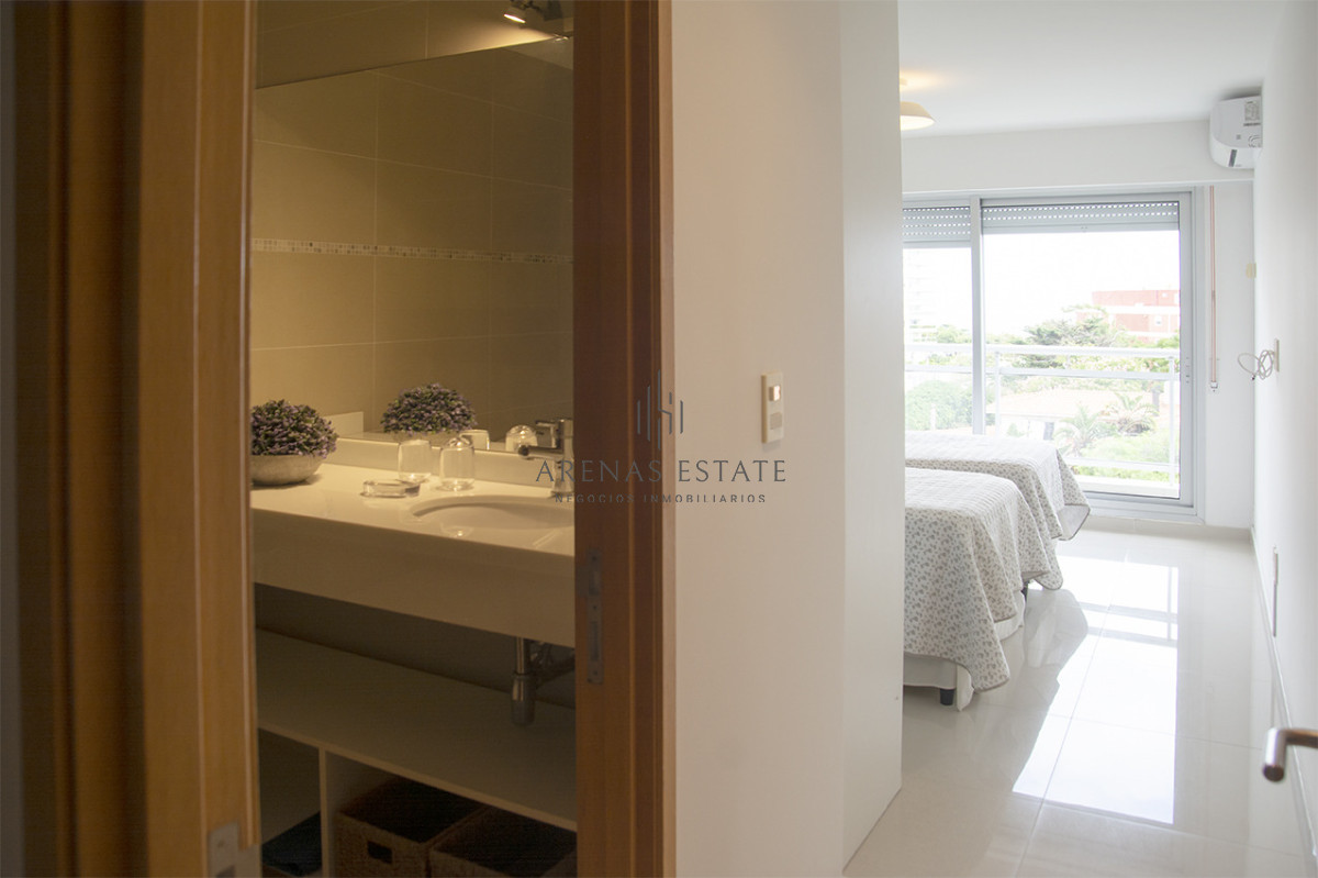 Apartamento ID.4370 - Apartamento de 3 Dormitorios en Playa Mansa en venta  - A Pasos del Mar