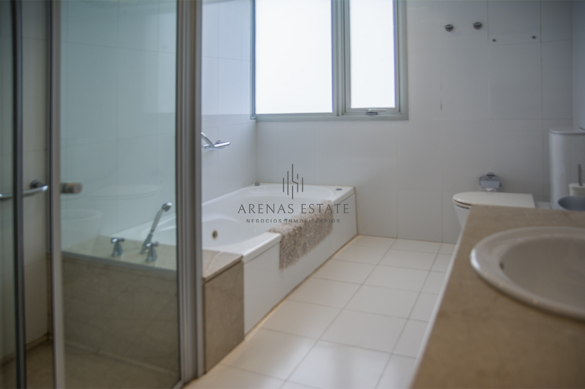 Apartamento ID.3469 - Espectacular Departamento en venta enPlaya brava frente al mar. 4 dormitorios
