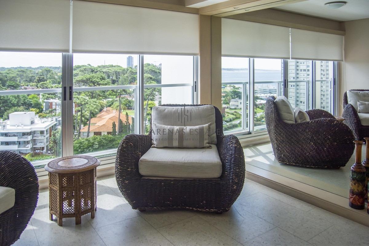 Apartamento ID.2272 - Vende apartamento de 4 dormitorios con 2 cocheras en Lincon Center, Playa Mansa, Punta del Este 