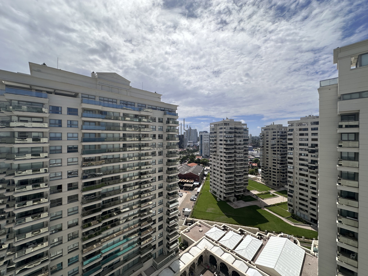 Apartamento ID.3540 - Vende apartamento esquinero de 3 dormitorios en Imperiale, Punta del Este